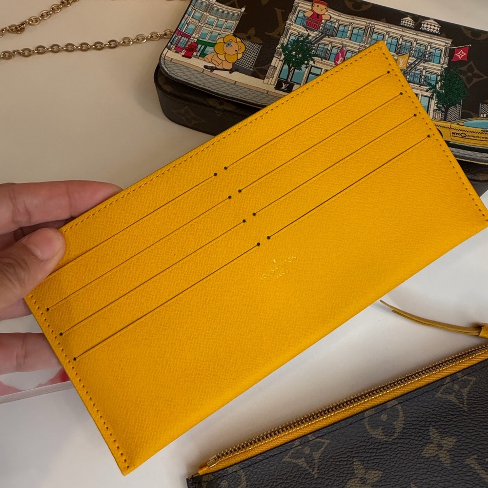 🎀 LOUIS VUITTON '22 VIVIENNE NYC HOLIDAY ANIMATION MONOGRAM FELICIE POCHETTE - Picture 11 of 16